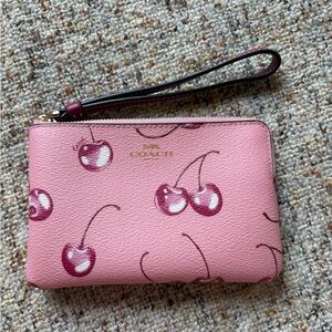 🍒🌸🩷Coach Pink Cherry Wristlet🍒🌸🩷
